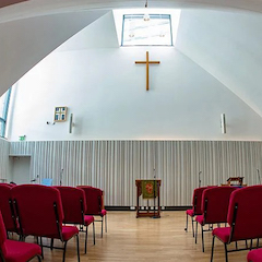 Crossway基督教中心用月博将人们聚集在一起
